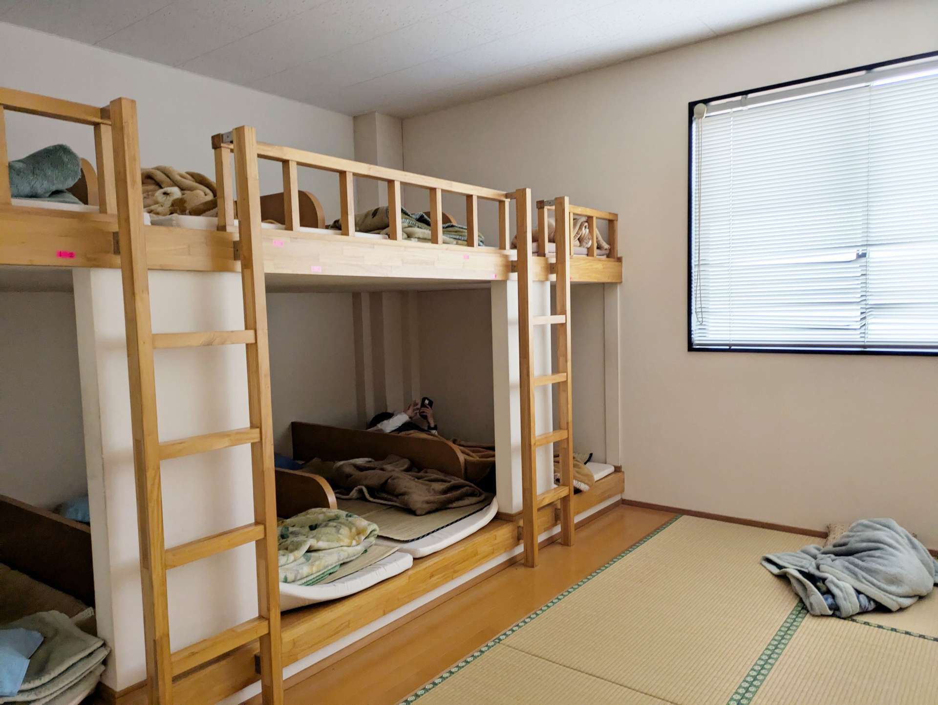 午後からの勤務に備え仮眠する運転手＝２月、鹿児島市小野町の南国交通鹿児島営業所