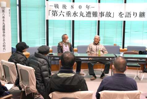 第六垂水丸の事故当時を振り返る田尻正彦さん（右）＝垂水市立図書館