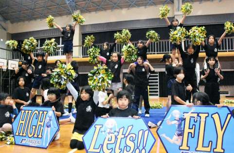 迫力ある演技を見せるサンディーズ＝２６日夜、南さつま市の旧田布施小体育館