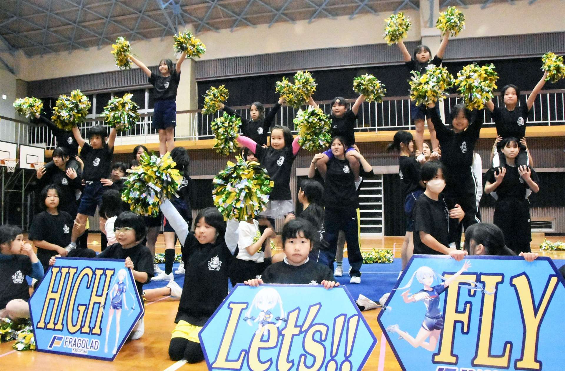 迫力ある演技を見せるサンディーズ＝２６日夜、南さつま市の旧田布施小体育館