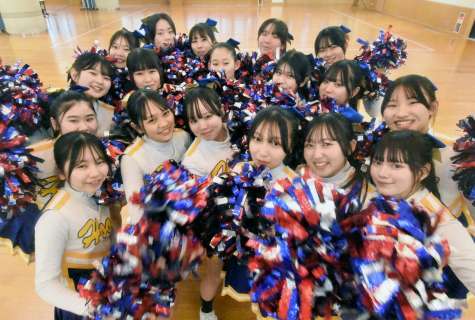 練習を重ねる鳳凰高校ブルーフェニックス＝２５日、南さつま市の同校
