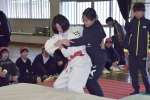 中村美里さんに柔道の投げ技をかけてもらう児童ら＝長島町の川床小学校