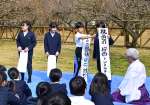 つぼみを付けた臥龍梅に囲まれて俳句を発表する児童たち＝２７日、薩摩川内市の藤川天神