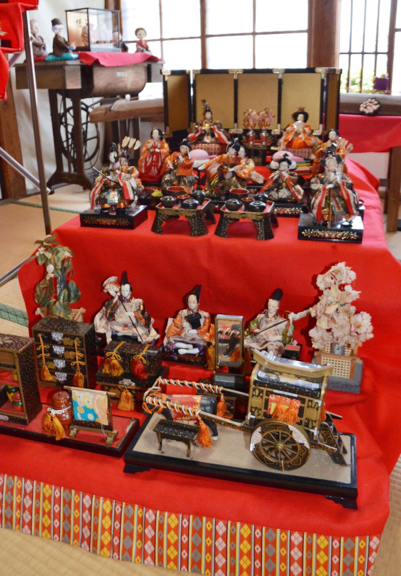 小倉邸の一画を飾る８０年前のひな飾り