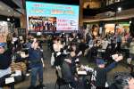 一斉に乾杯するイベント参加者ら＝２８日午後、鹿児島市のよかど鹿児島