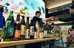 会場にずらりと並んだ焼酎＝２８日午後、鹿児島市金生町金生町のよかど鹿児島