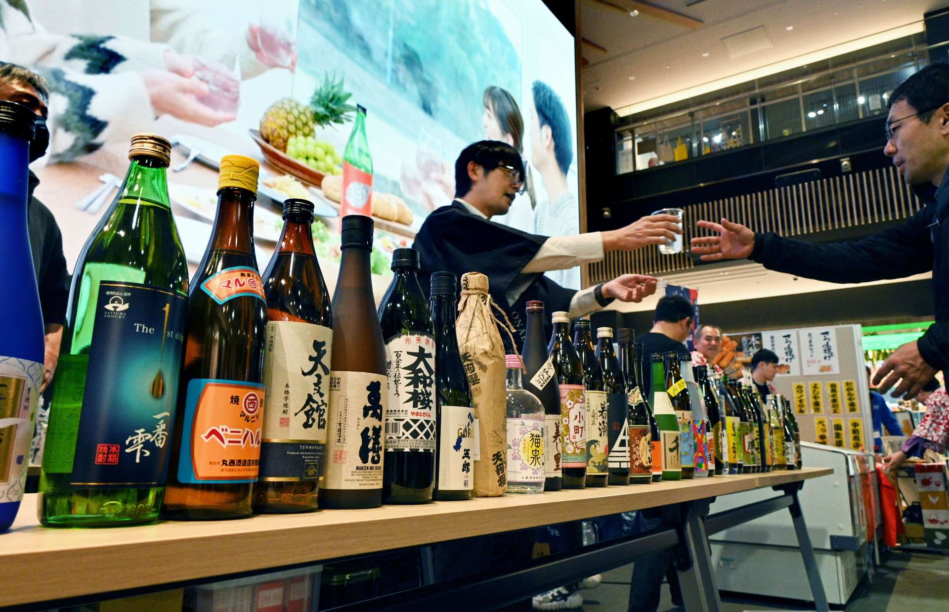 会場にずらりと並んだ焼酎＝２８日午後、鹿児島市金生町金生町のよかど鹿児島