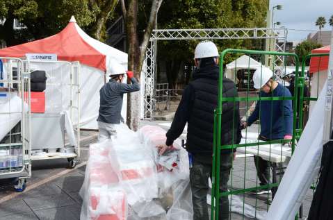 備品が搬入され、開設準備が進む「おもてなし広場」＝２８日、鹿児島市山下町の中央公園