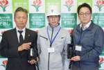 曽於市の取り組みで開発を担当した水道課の大峯直樹さん（中央）＝同市役所