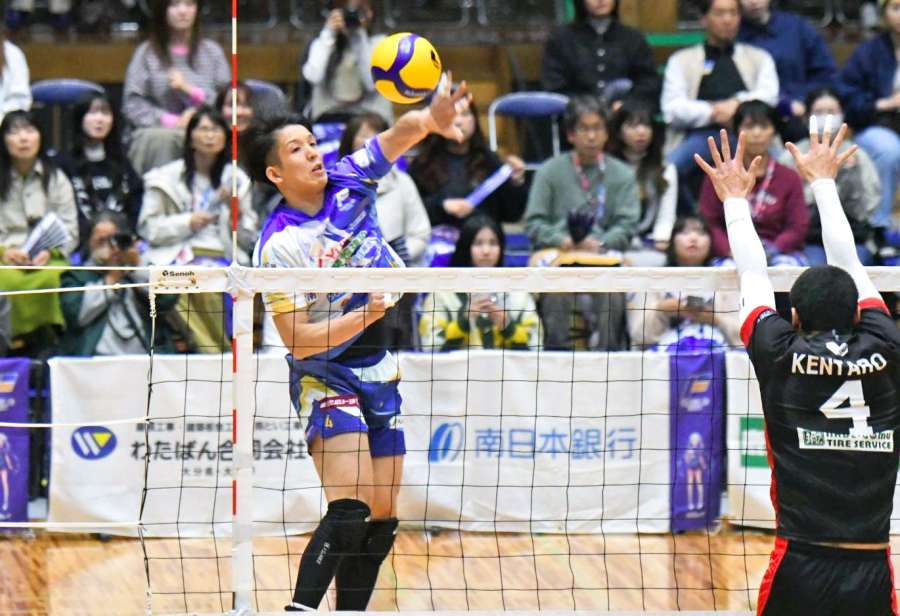 第１セット、スパイクを打つフラーゴラッド鹿児島・長友＝南さつま市の加世田運動公園体育館