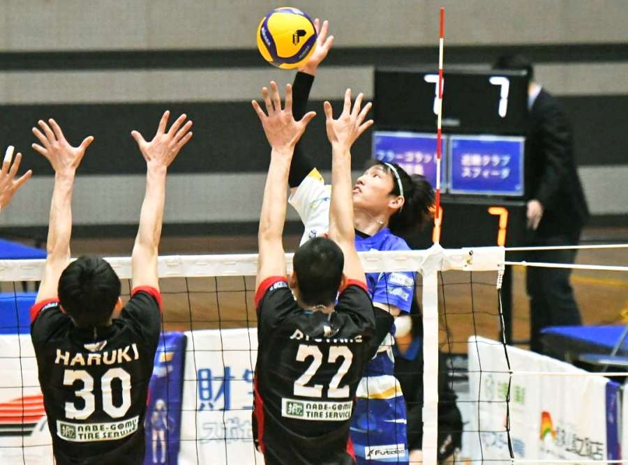 〈関連〉第１セット、アタックするフラーゴラッド鹿児島・小森＝南さつま市の加世田運動公園体育館
