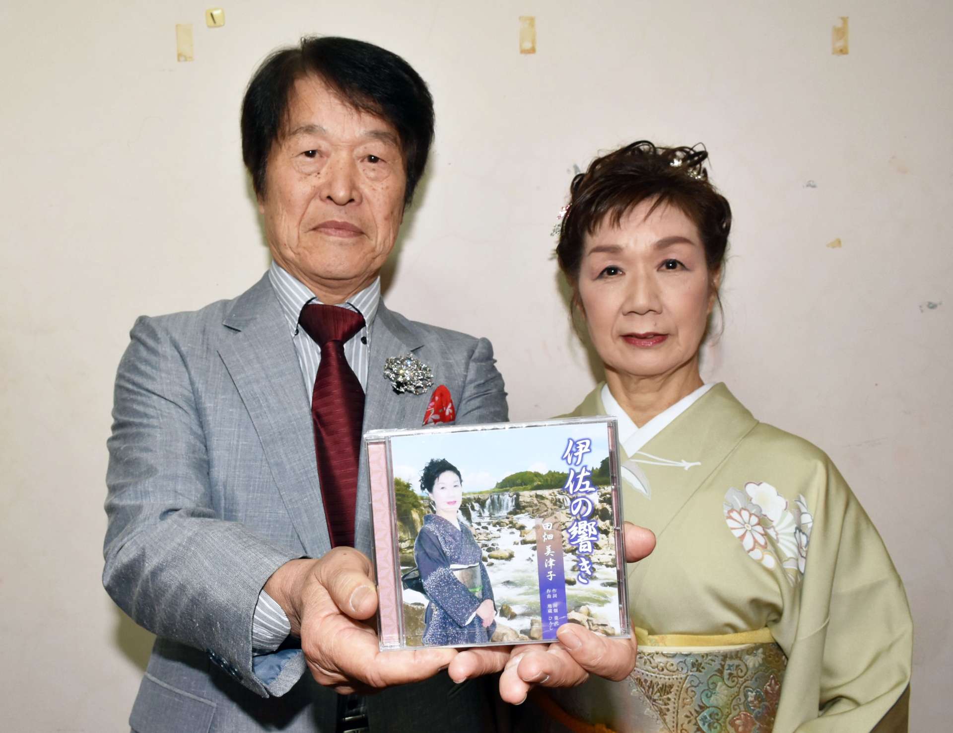 「伊佐の響き」を作詞した田畑重光さんと、歌唱を担当した妻の美津子さん＝伊佐市文化会館