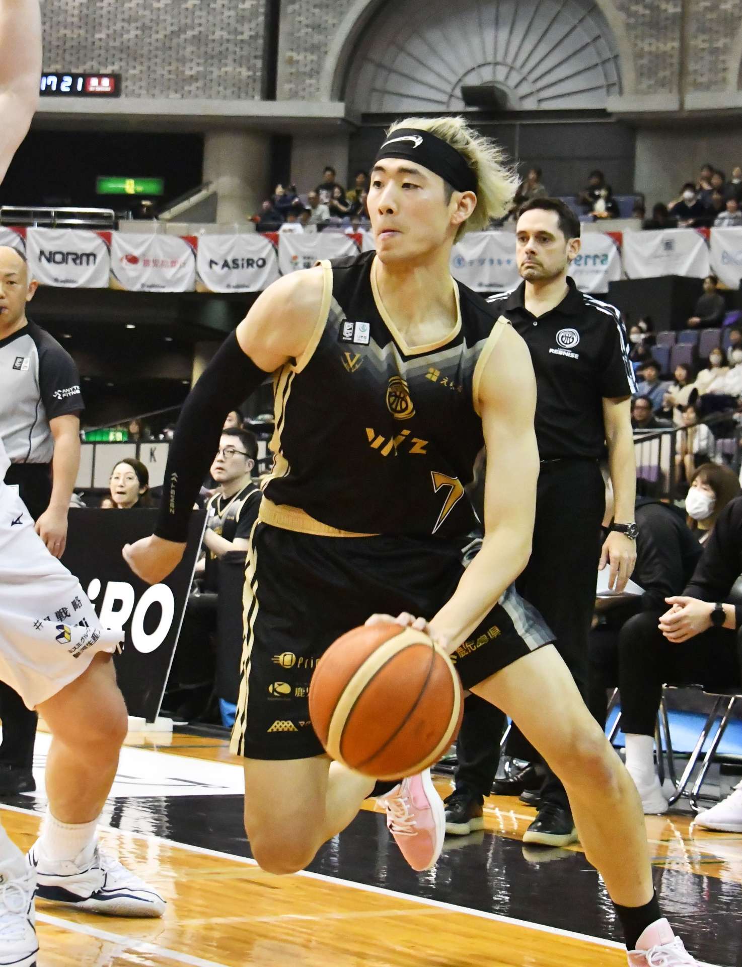 ゴール下へ切り込むレブナイズの飴谷＝鹿児島市の西原商会アリーナ