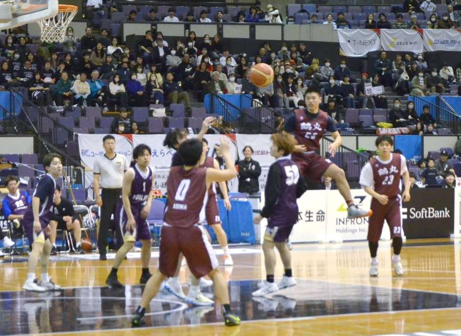 熱戦を繰り広げる甲南、鶴丸高校バスケ部ＯＢら＝１日、鹿児島市の西原商会アリーナ