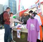 おもてなし広場で大会グッズを購入するランナー＝１日、鹿児島市の中央公園