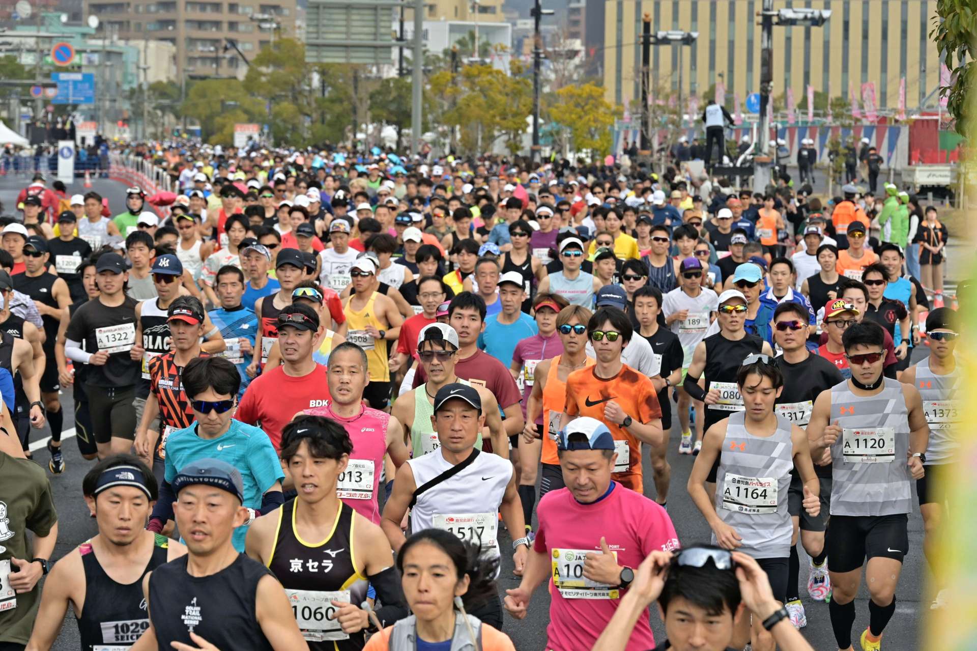 一斉にスタートする鹿児島マラソンのランナーたち＝２日午前８時半すぎ、鹿児島市住吉町