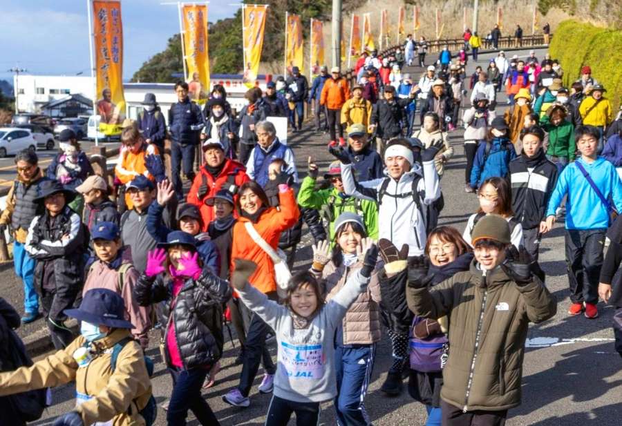 鑑真ゆかりの道歩きを楽しむ参加者＝南さつま市坊津