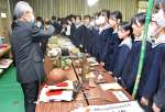 当時の資料に触れながら戦争について学ぶ照島小学校の児童＝いちき串木野市の同校
