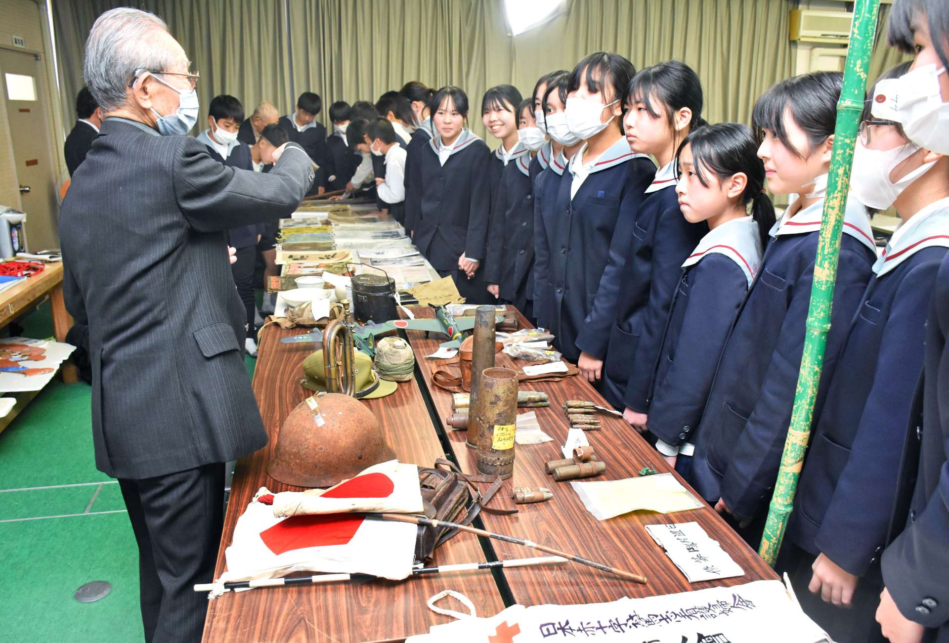 当時の資料に触れながら戦争について学ぶ照島小学校の児童＝いちき串木野市の同校