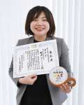 受賞を喜ぶ白水梨恵さん＝２月２７日、霧島市国分