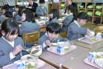 「石原牛」のどんぶりを味わう子どもたち＝阿久根市の脇本小学校