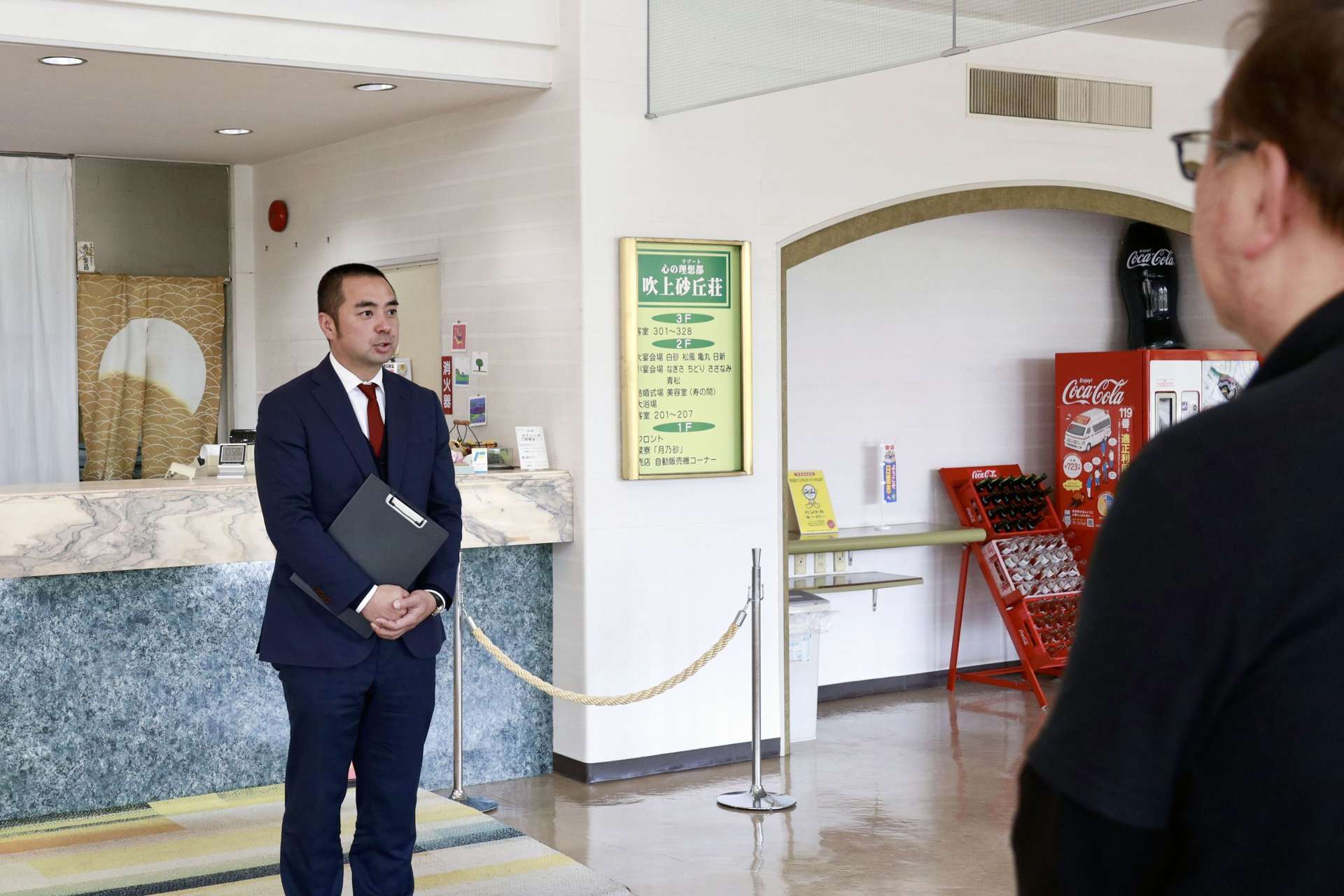 吹上砂丘荘の閉館セレモニーで従業員らを前にあいさつする日置市の永山由高市長＝１日、日置市の同館
