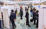 各企業のブースで担当者の説明に耳を傾ける学生＝１日、鹿児島市の城山ホテル鹿児島