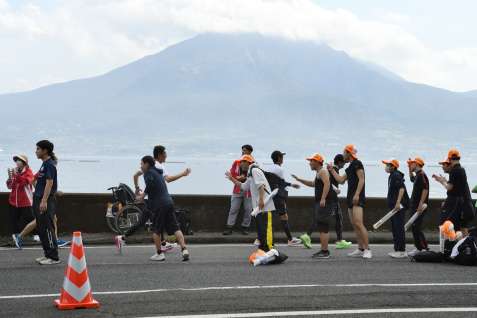 桜島にも見守れ鹿児島湾沿いを力走するランナーに熱い応援