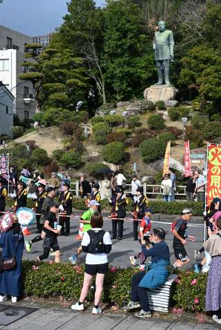 西郷銅像に見守られ力走するランナー