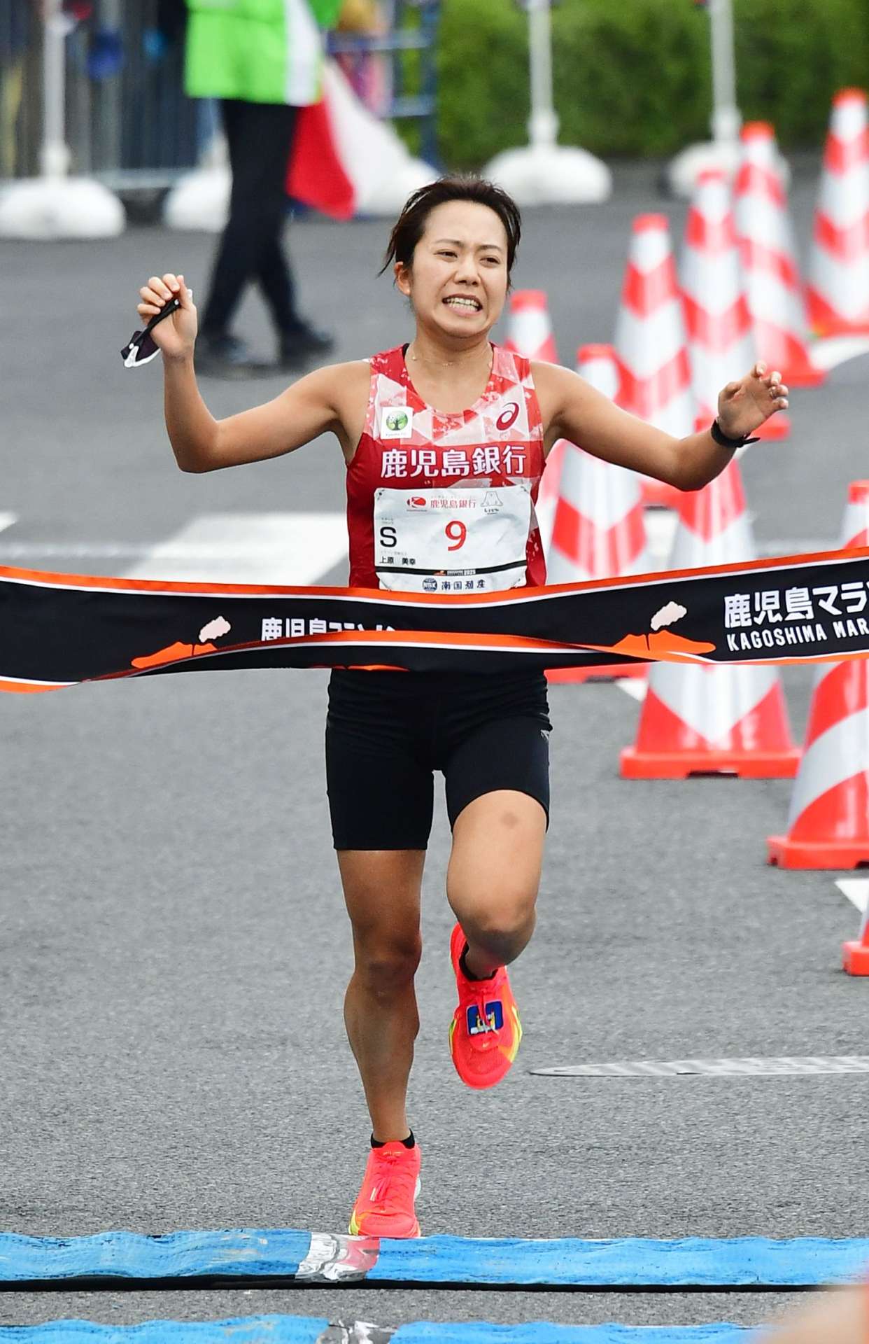 女子の部を制した上原美幸（鹿銀）＝鹿児島市山下町