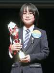トロフィーを手にする広木小５年の富田純白さん＝東京都の品川インターシティホール