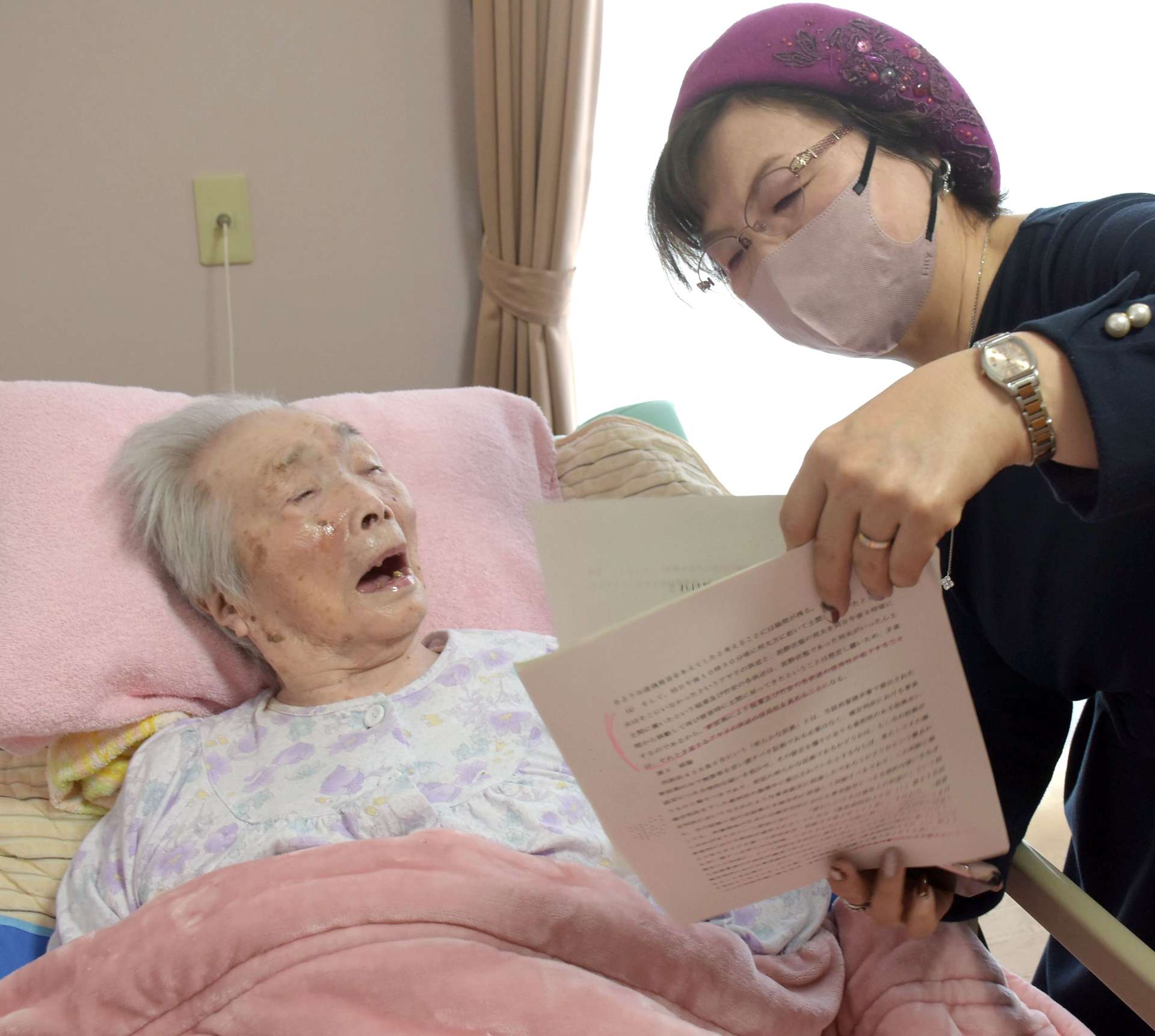 原口アヤ子さん（左）に第４次再審請求棄却を報告し、５度目の申し立てを確認する大崎事件弁護団の鴨志田祐美弁護士＝２日、鹿児島県内