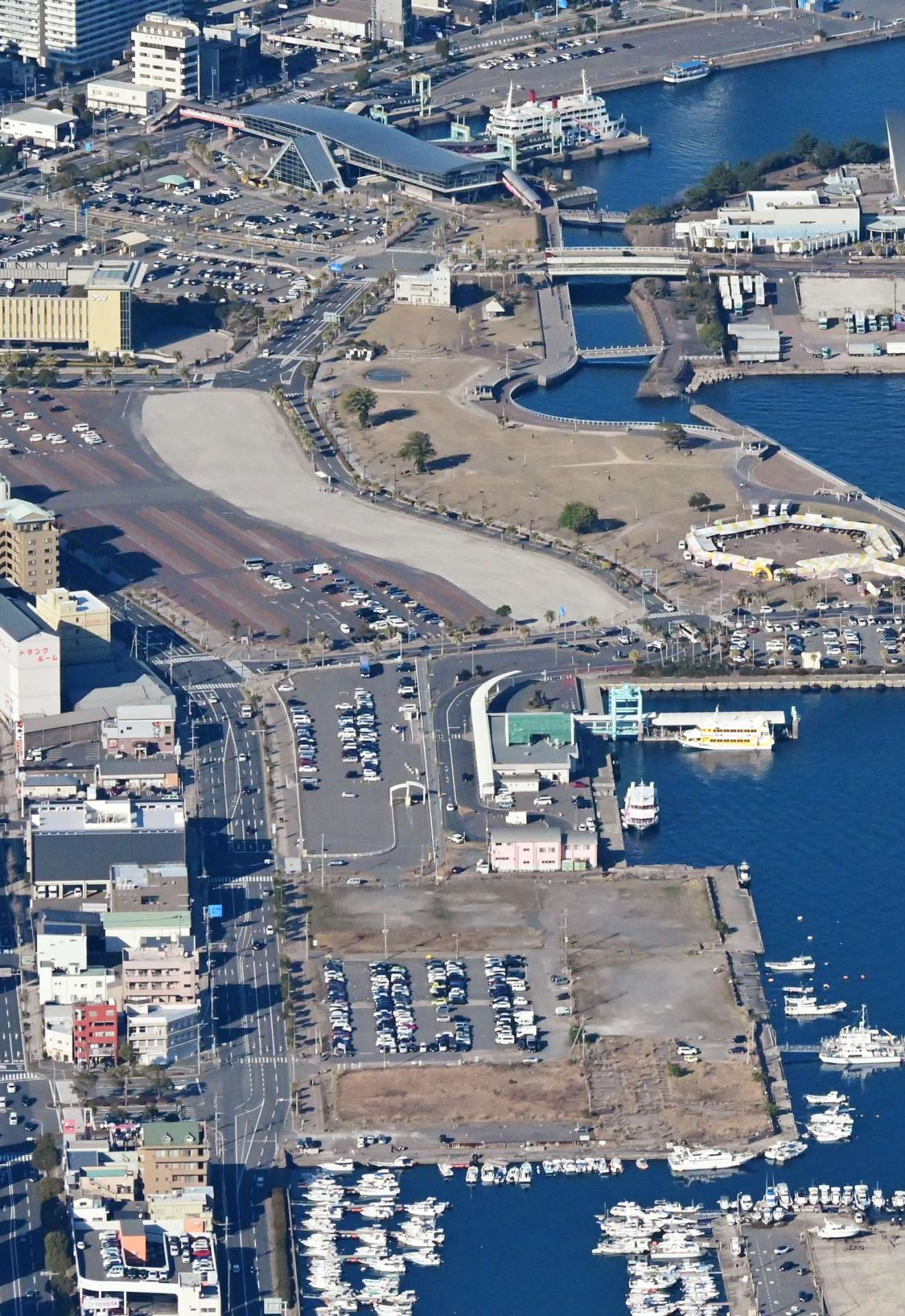 鹿児島県が計画する新総合体育館の駐車場予定地だった住吉町１５番街区（手前）＝２０２４年１月（本社チャーター機から）
