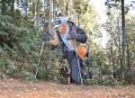 しっかりとした足取りで１００歳の誕生日会場である標高４０４メートルの鳥神岡山頂を目指す大久保利成さん＝伊佐市大口鳥巣