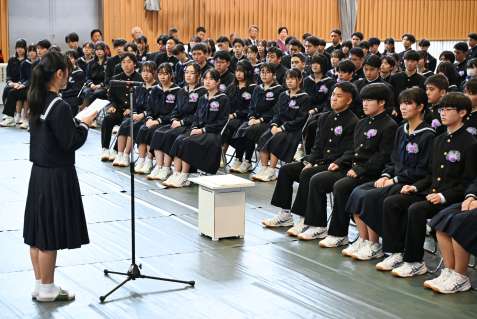 在校生代表のあいさつを聞く卒業生＝３日、日置市の伊集院高校