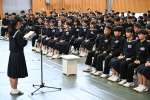 在校生代表のあいさつを聞く卒業生＝３日、日置市の伊集院高校