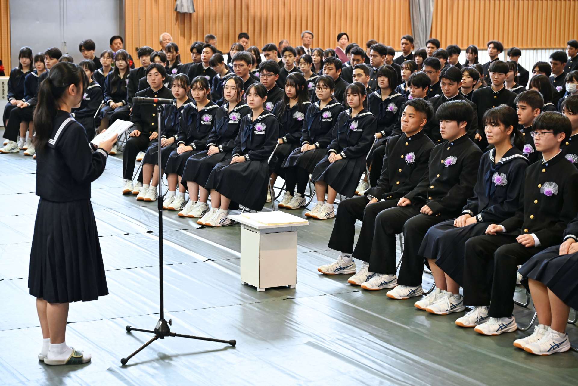 在校生代表のあいさつを聞く卒業生＝３日、日置市の伊集院高校