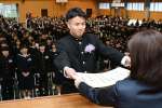 卒業証書を受け取る生徒＝３日、日置市の伊集院高校