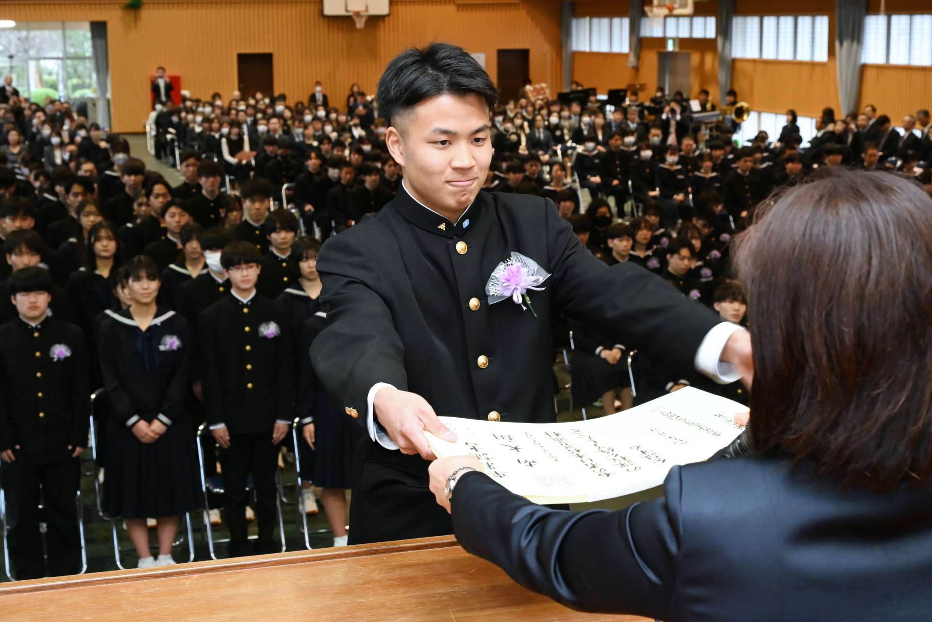卒業証書を受け取る生徒＝３日、日置市の伊集院高校