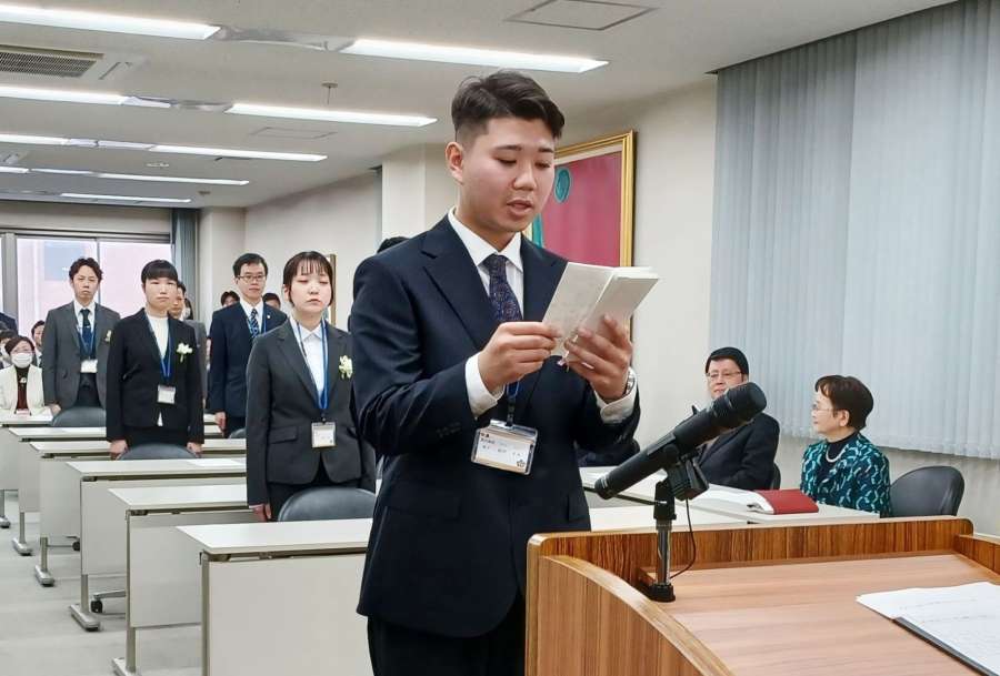 入社式で抱負を述べる新入社員代表＝３日、鹿児島市の昴