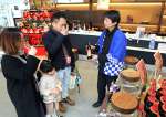 焼酎の説明を受けて試飲する参加者＝いちき串木野市の浜田酒造伝兵衛蔵