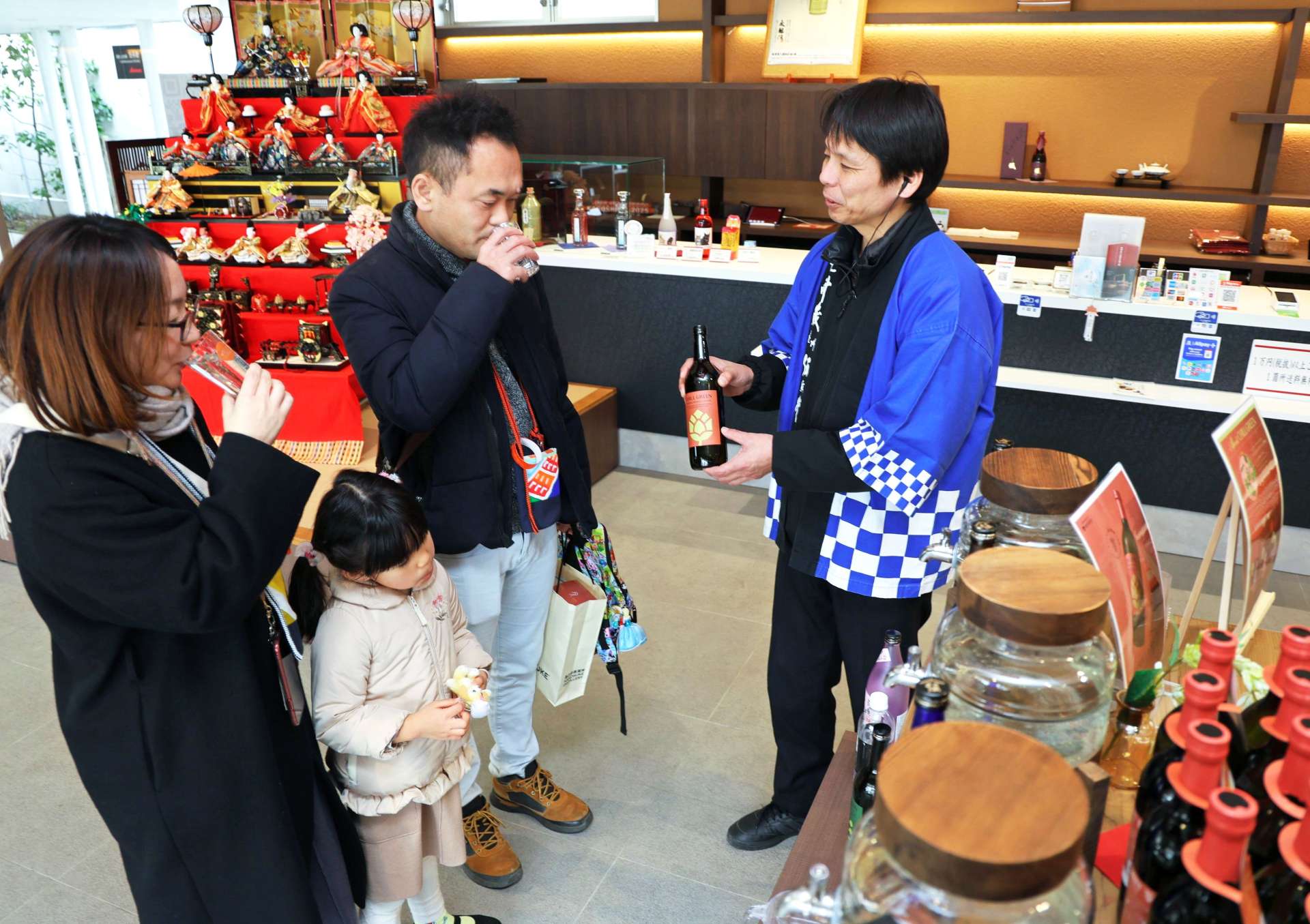 焼酎の説明を受けて試飲する参加者＝いちき串木野市の浜田酒造伝兵衛蔵