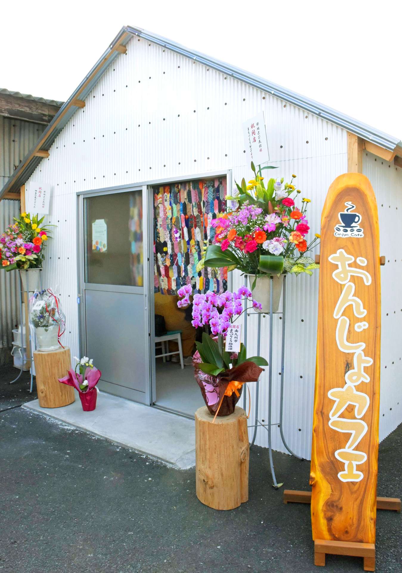 直売所の隣にオープンしたコミュニティースペース「おんじょカフェ」＝南九州市頴娃町郡