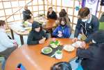 オープンした「おんじょカフェ」で交流する住民ら＝南九州市頴娃町郡