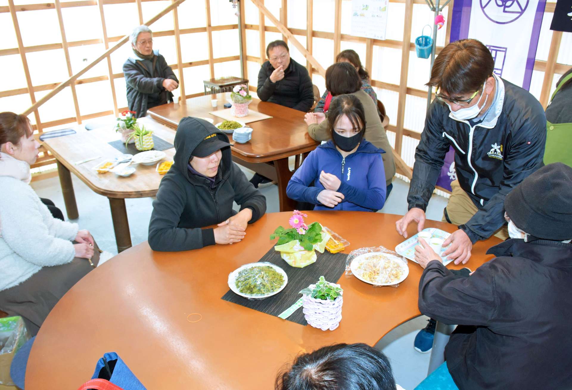 オープンした「おんじょカフェ」で交流する住民ら＝南九州市頴娃町郡