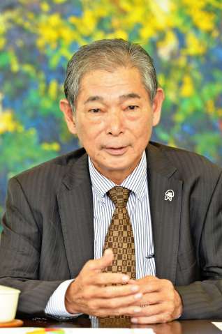 〈関連〉２０１７年１０月、「日本一の鹿児島黒牛を積極的にＰＲする」と話す永福喜作会長＝鹿児島市の南日本新聞社