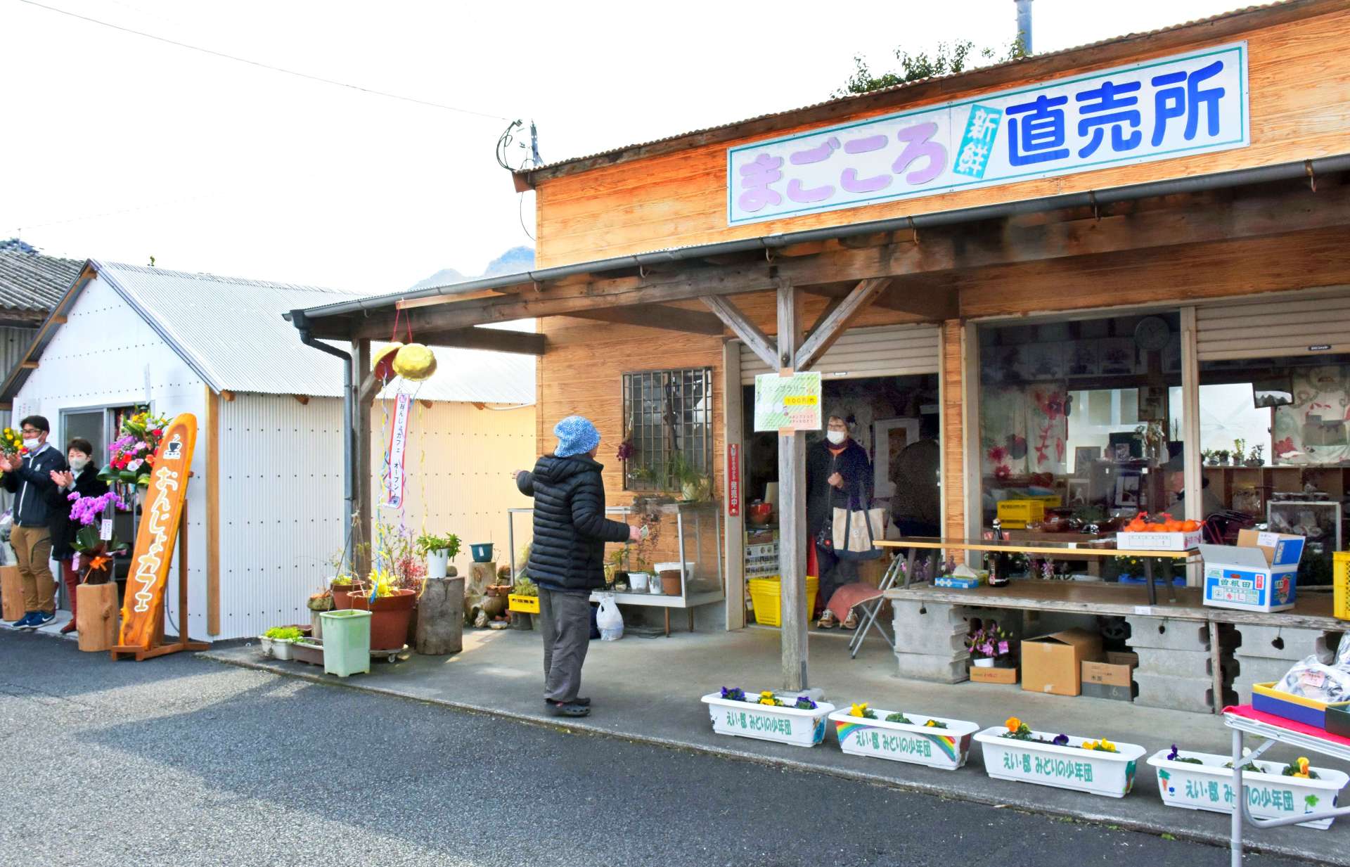 直売所の隣にオープンしたコミュニティースペース「おんじょカフェ」＝南九州市頴娃町郡