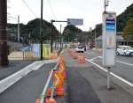 左折車線上に取り残されたバス停＝３日、鹿児島市吉野町