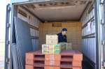 荷積み作業を行うトラック運転手＝東串良町のＪＡ鹿児島きもつき