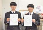 日商簿記１級に合格した宮下蓮さん（左）と杉園大晃さん＝鹿児島市の樟南高校